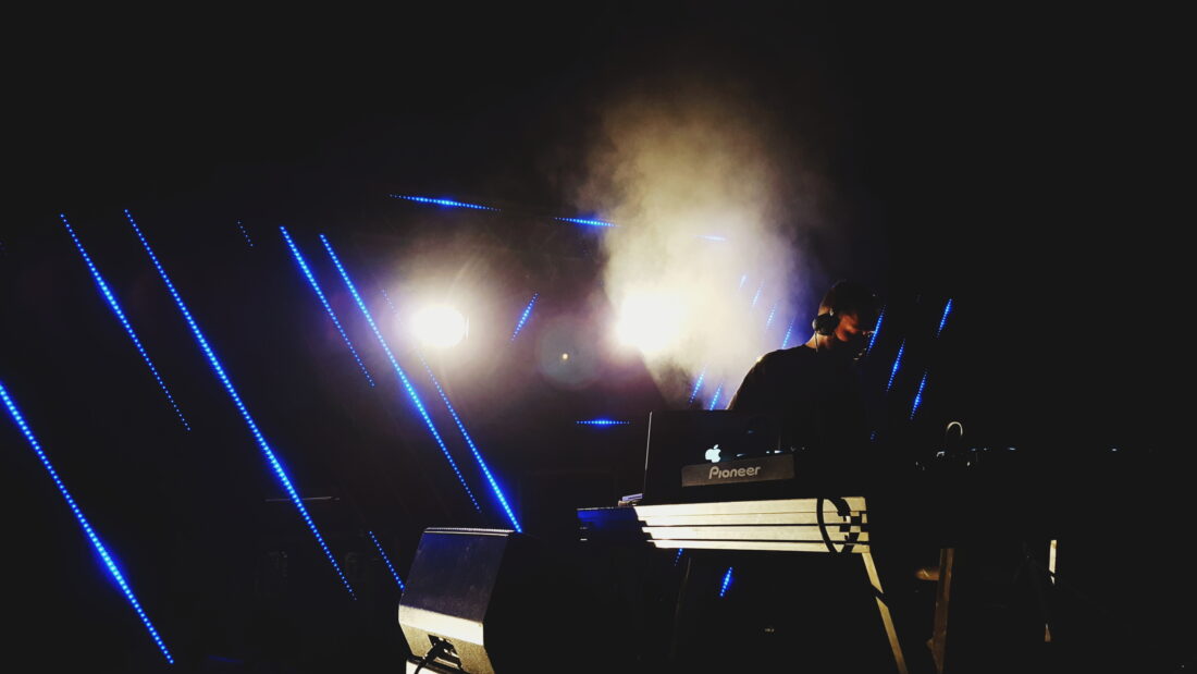 Elektronik müzik festivalinde sahnede DJ