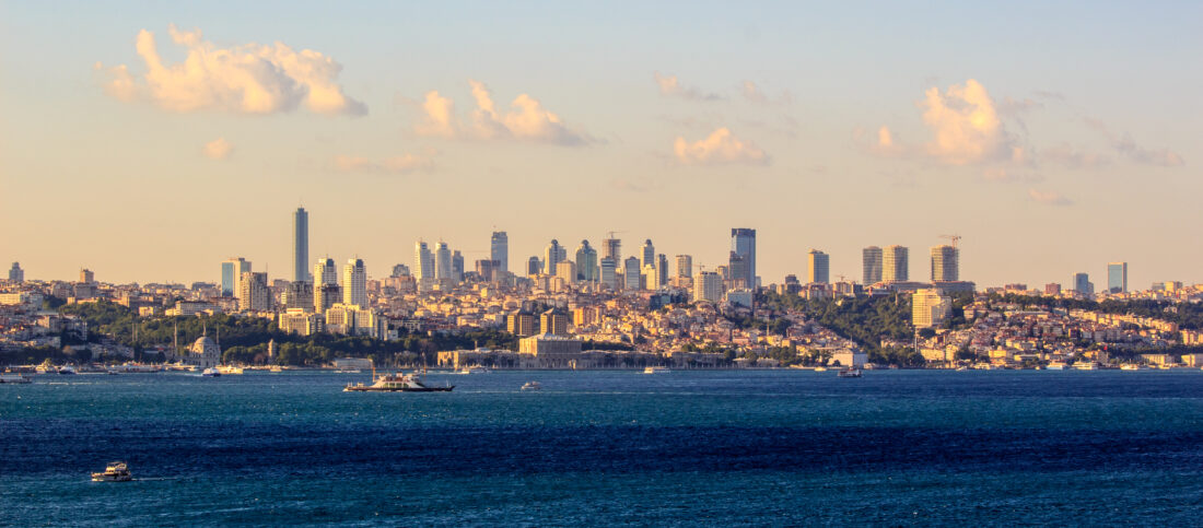 Gün batımında İstanbul silüeti